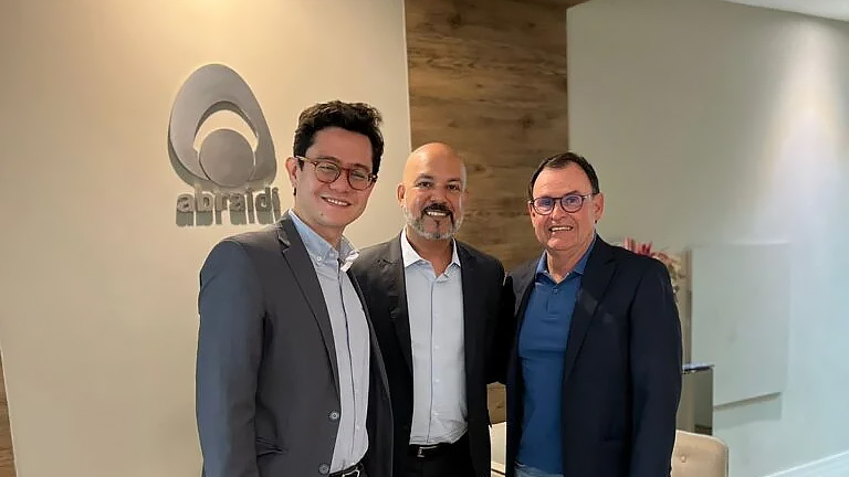 Visão Implantes visita a sede da ABRAIDI