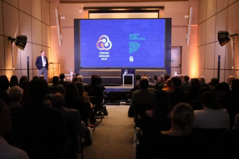 Fórum ABRAIDI revela uma deterioração do setor da saúde e debate possíveis soluções.