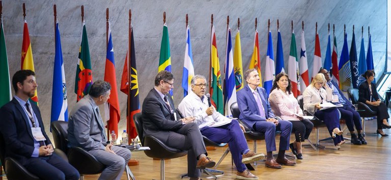 Padilha defende fortalecimento da atenção básica nas Américas e firma parcerias com OPAS e FGV