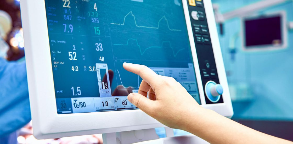 monitoring-patient-s-vital-sign-operating-room-doctor-cheking-patient-s-vital-signs-cardiogram-monitor-during-surgery-operation-room (1)